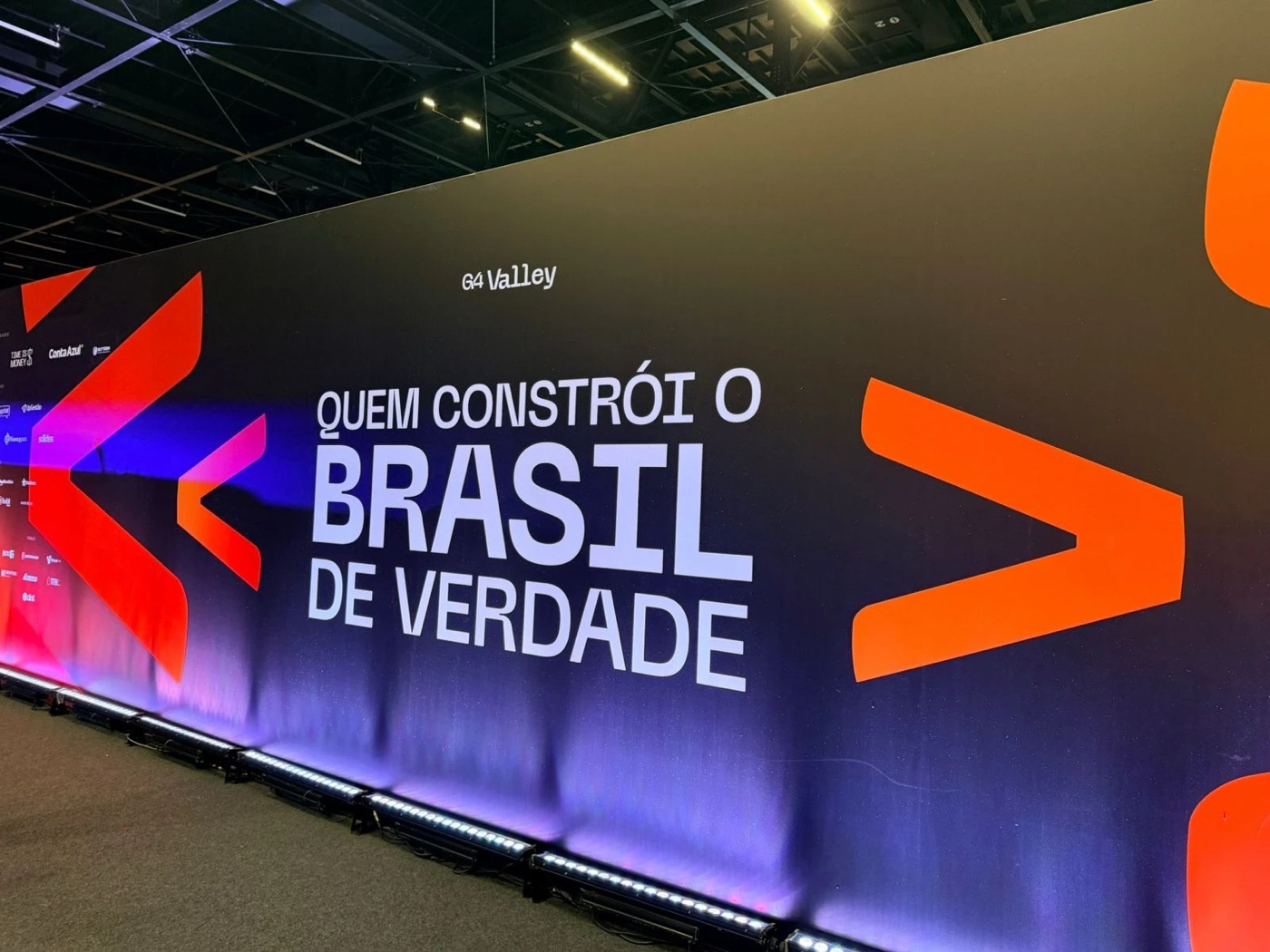 Painel do G4 Valley com a frase: quem constrói o Brasil de verdade