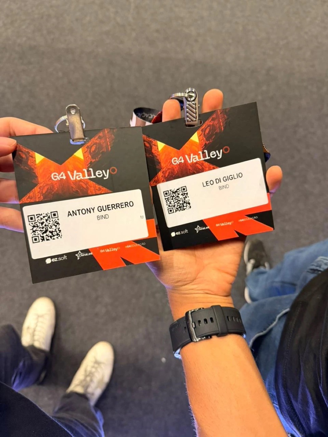 Credenciais do G4 Valley de Antony Guerrero e Leo Di Giglio, ambas da Bind