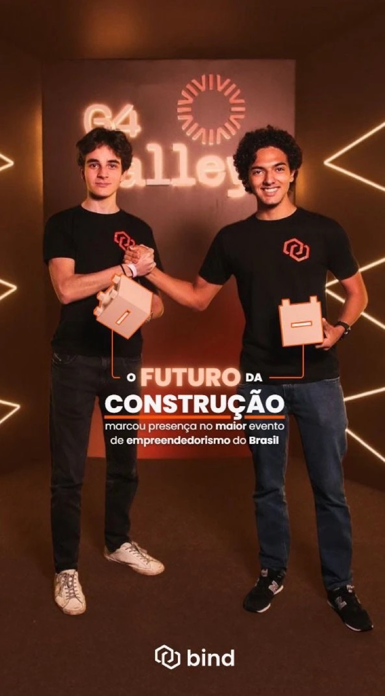 Leonardo e Antony com camisetas da Bind segurando protótipos do bloco no G4 Valley